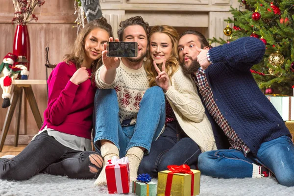 Pessoas felizes tomando selfie — Fotografia de Stock