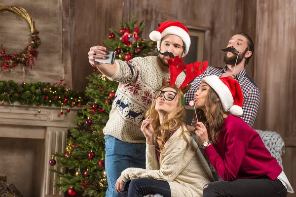 Boldog emberek selfie on christmastime — Stock Fotó