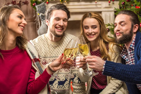 Glückliche Menschen mit Sektgläsern — Stockfoto