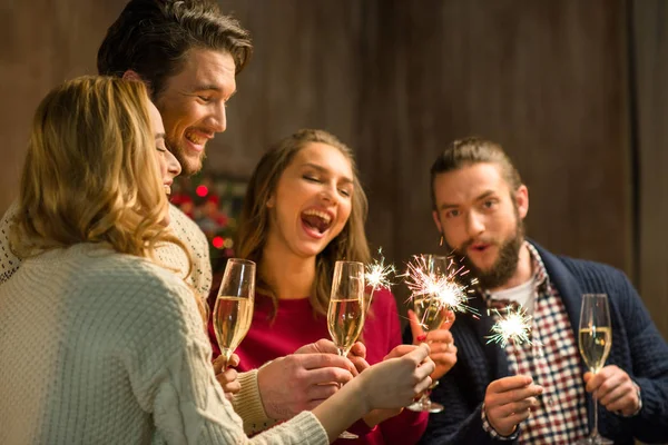 Des gens avec du champagne et des étincelles — Photo