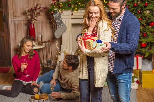 Couple sharing christmas presents — Stock Photo, Image