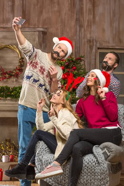 Boldog emberek selfie on christmastime Jogdíjmentes Stock Fotók