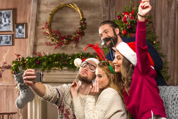 Gelukkige mensen nemen selfie op kerst Stockfoto