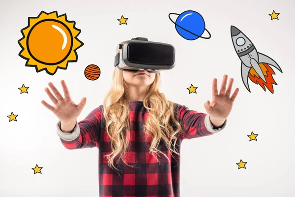 Mädchen trägt Virtual-Reality-Headset lizenzfreie Stockfotos