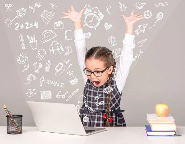 Colegiala emocionada con ordenador portátil — Foto de Stock