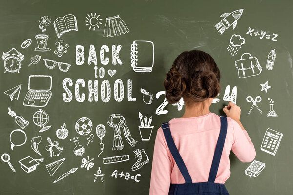 Девочка, пишущая на доске
