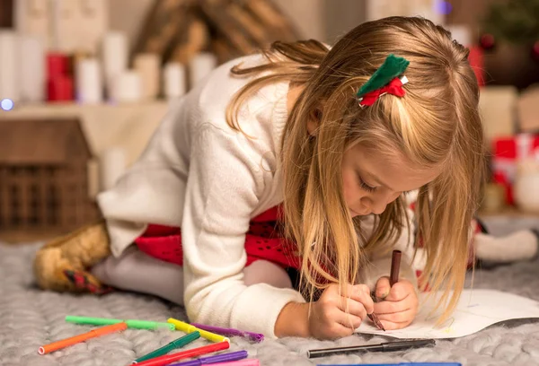 Little kid drawing picture — Stock Photo