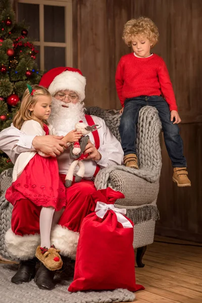 Père Noël avec des enfants heureux — Photo de stock