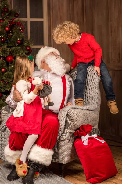 Weihnachtsmann mit glücklichen Kindern — Stockfoto