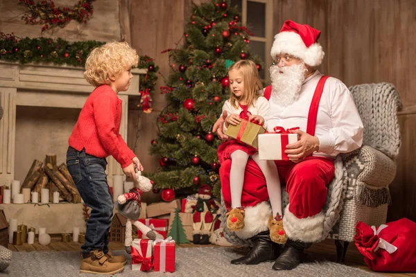 Père Noël avec des enfants heureux — Photo de stock