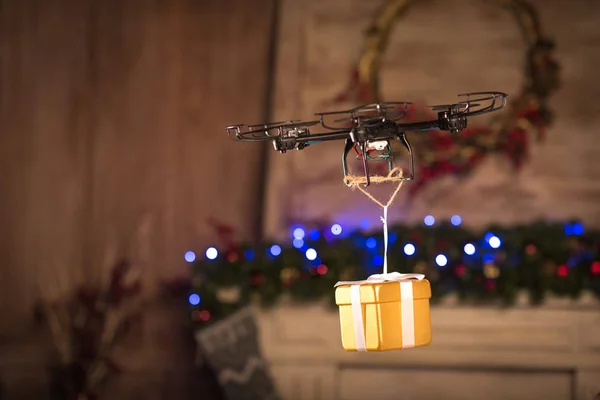 Hexacopter drone volando con caja de regalo - foto de stock