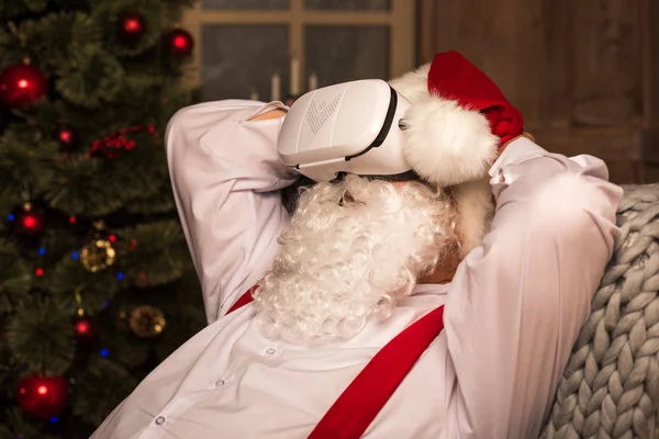 Санта-Клаус в наушниках виртуальной реальности — стоковое фото