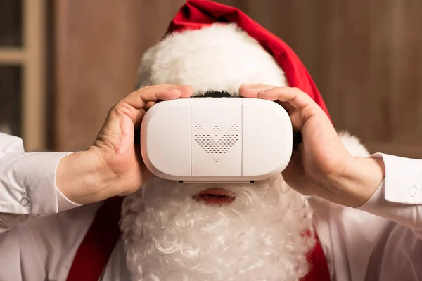 Père Noël portant casque de réalité virtuelle — Photo de stock