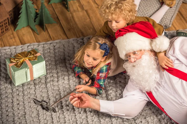 Père Noël avec des enfants prenant selfie — Photo de stock