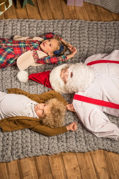 Счастливый Санта-Клаус с детьми — стоковое фото