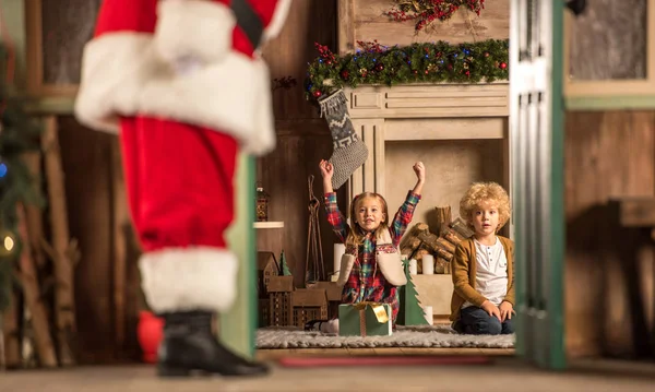 Enfants en attente de Père Noël claus — Photo de stock