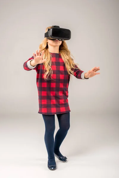 Casque enfant en réalité virtuelle — Photo de stock