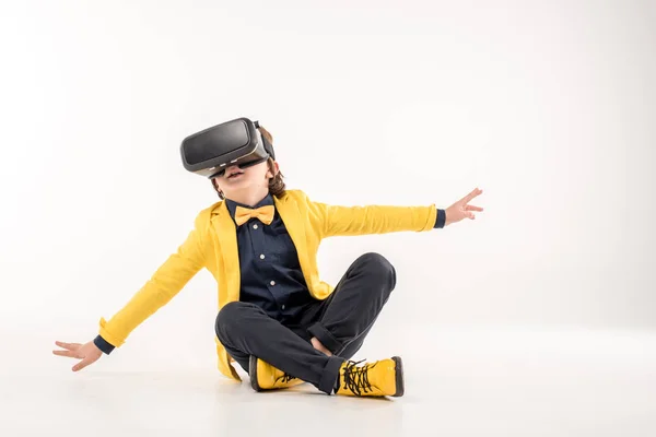 Bambino in cuffia realtà virtuale — Foto stock
