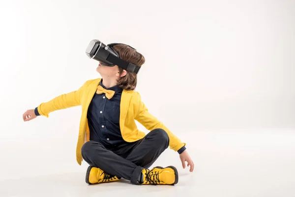 Casque enfant en réalité virtuelle — Photo de stock