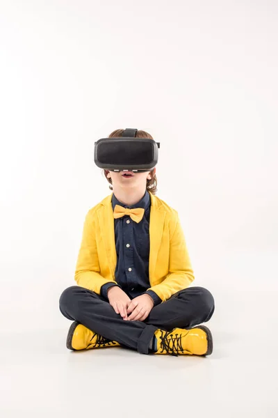 Bambino in cuffia realtà virtuale — Foto stock