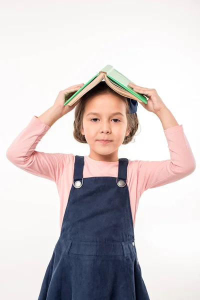 Écolière debout avec livre ouvert — Photo de stock