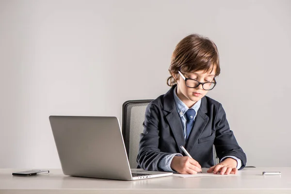Écolière en costume d'affaires écrivant des documents — Photo de stock