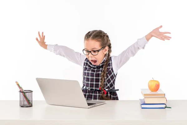 Écolière au bureau avec ordinateur portable — Photo de stock