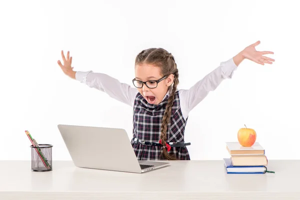 Studentessa alla scrivania con computer portatile — Foto stock