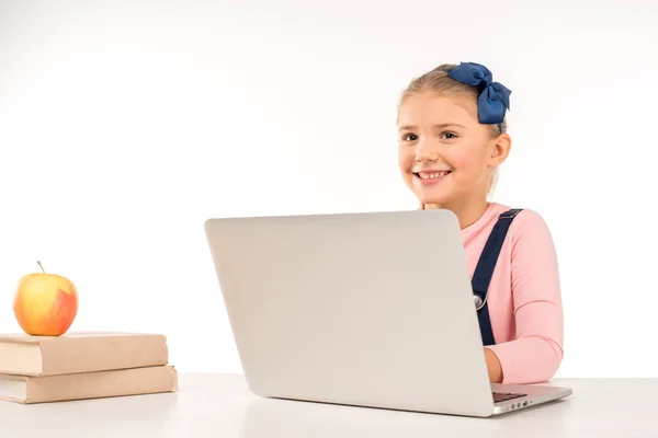 Estudante sorrindo com laptop — Fotografia de Stock