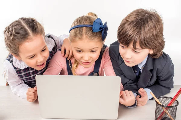 Compañeros de clase usando laptop - foto de stock