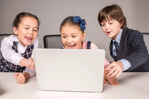 Compagni di classe che utilizzano laptop — Foto stock