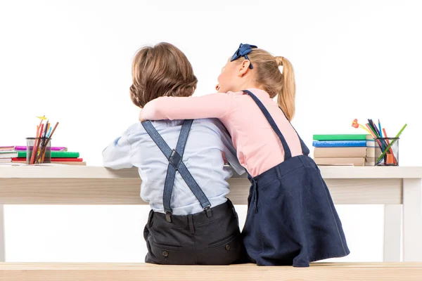 Mitschüler sitzen mit Büchern am Schreibtisch — Stockfoto