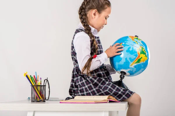 Écolière utilisant globe — Photo de stock