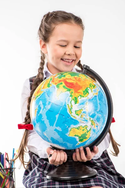 Heureuse écolière tenant globe — Photo de stock