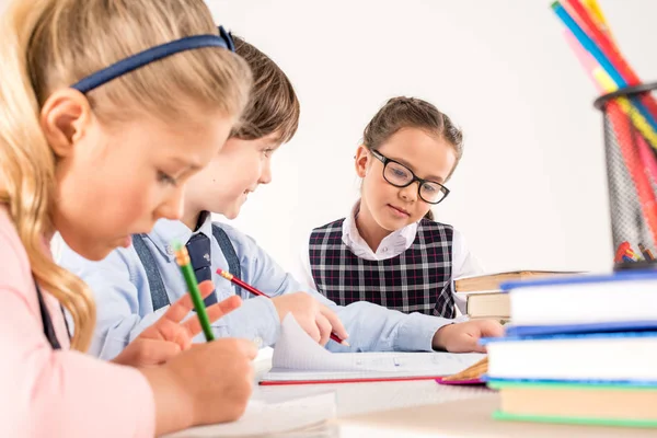 Les camarades de classe se préparent pour la leçon — Photo de stock