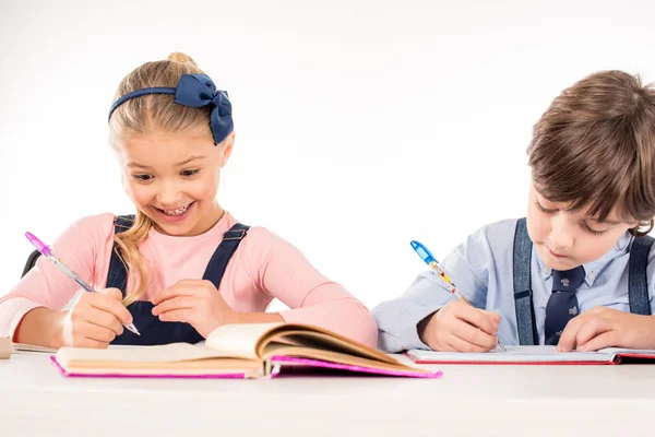 Niños haciendo deberes - foto de stock