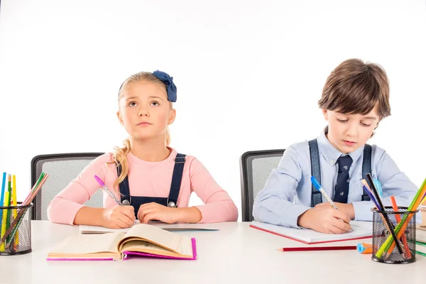 Escolares estudando durante a aula — Fotografia de Stock