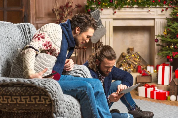 Hombres guapos usando tableta digital - foto de stock