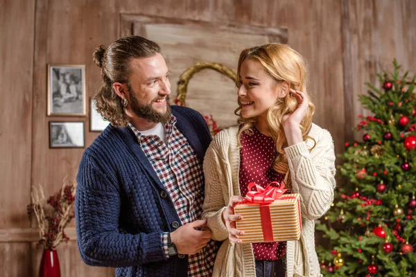 Glückliches Paar mit Weihnachtsgeschenk — Stockfoto