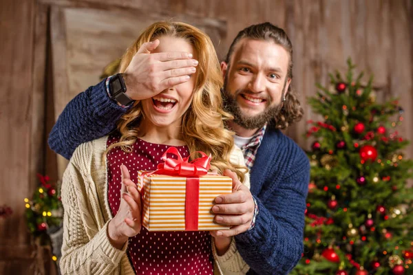 Homme présentant boîte cadeau à la femme — Photo de stock