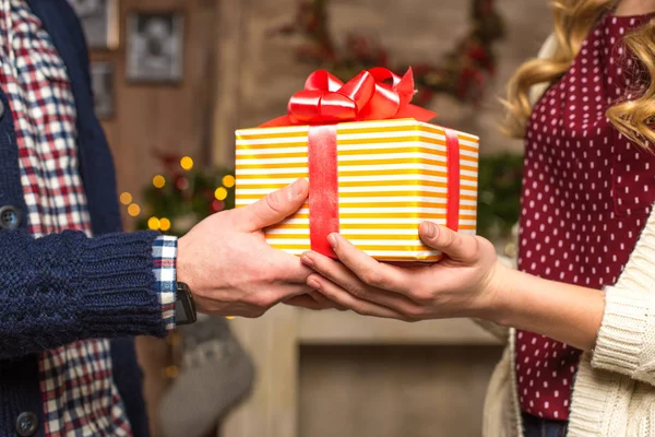 Couple holding christmas present — Stock Photo