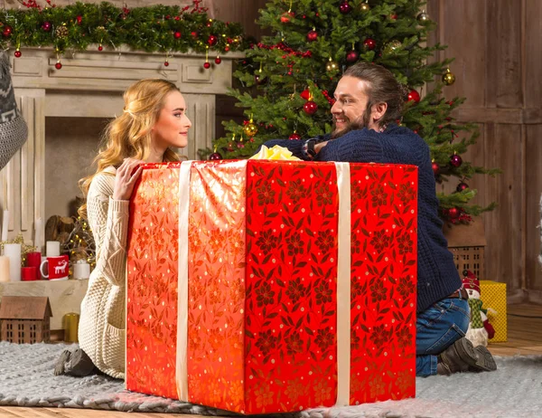 Pareja feliz con caja de regalo - foto de stock