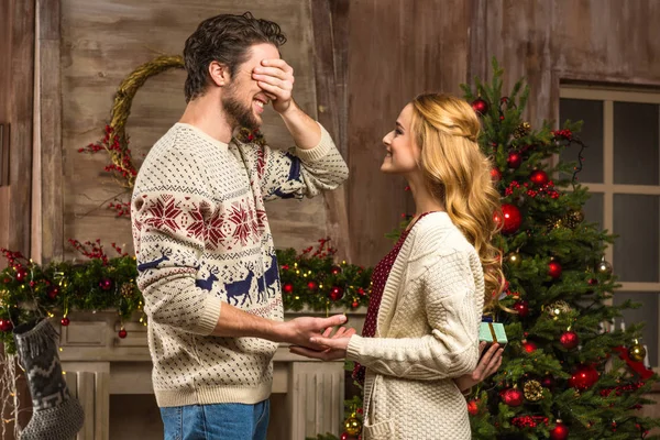 Woman presenting gift box to man — Stock Photo