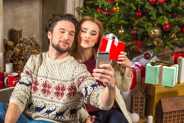 Couple taking selfie with christmas presents — Stock Photo