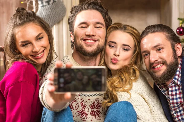 Gente feliz tomando selfie - foto de stock