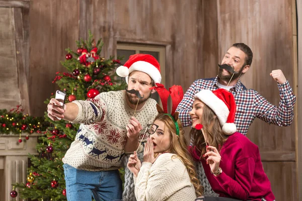 Gente feliz tomando selfie en Navidad - foto de stock