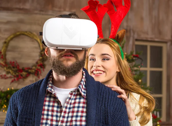 Casal usando fone de ouvido de realidade virtual — Fotografia de Stock