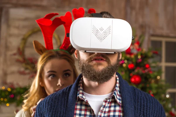 Casal usando fone de ouvido de realidade virtual — Fotografia de Stock