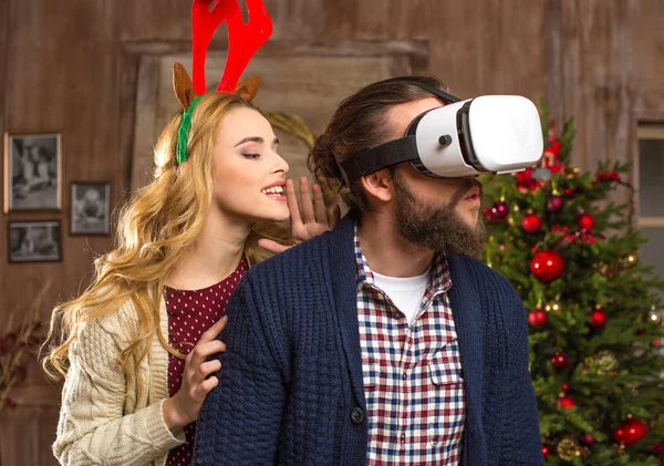 Casal usando fone de ouvido de realidade virtual — Fotografia de Stock