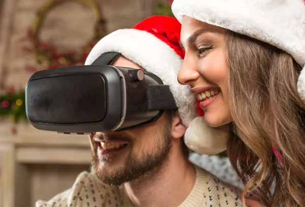 Casal usando fone de ouvido de realidade virtual — Fotografia de Stock